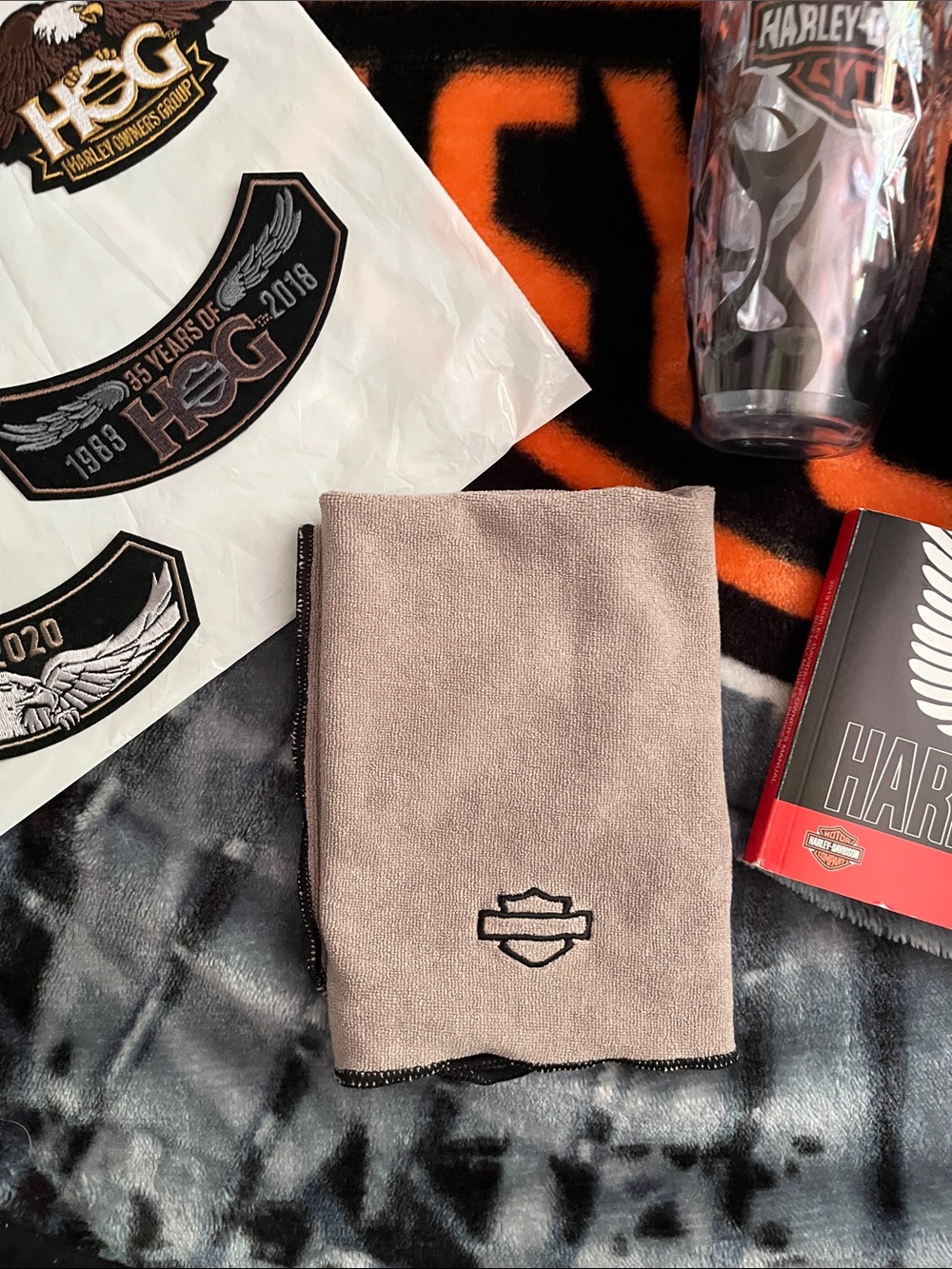 Harley-Davidson Black and Orange Motor Logo Blanket with Accessories - Picture 3 of 6
